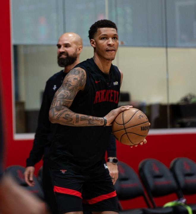 云开体育-火箭队出场阵容巨变！10人轮换洗牌，双向后卫砍9+7+4，2阵挑大梁