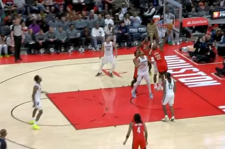 开云体育官网-杰夫-格林突破上篮打进火箭三节轰100分，领先29分进入末节